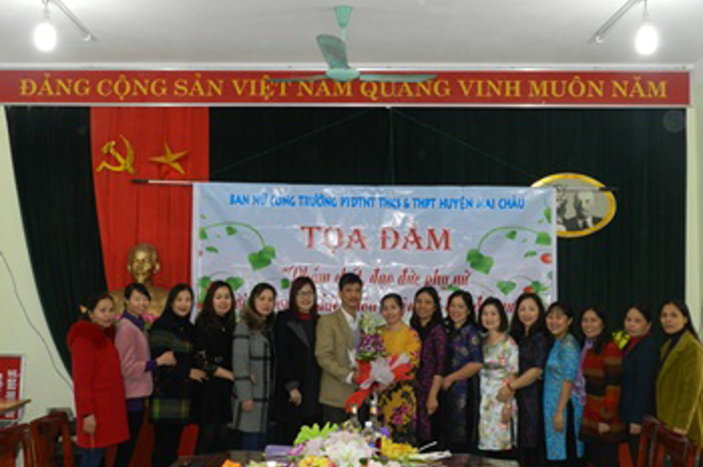 Đ/c Tạ Quang Sỹ-PBT, PHT thay mặt tập thể lãnh đạo nhà trường tặng hoa chúc mừng toàn thể nữ cán bộ, viên chức nhà trường nhân dịp Quốc tế Phụ nữ 08/3