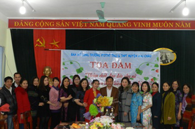 Nhân ngày Quốc tế Phụ nữ 08/3 Ban đại diện Cha mẹ học sinh tặng hoa chúc mừng các nữ cán bộ, viên chức
