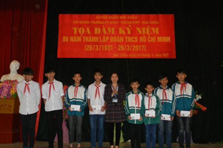 Đ/c Phạm Thị Huệ - BTCB, HT trao giải nhất, nhì, ba cho các đội bóng tại buổi tọa đàm, tổng kết hoạt động "Tháng thanh niên" của Đoàn trường