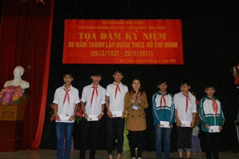Đ/c Hà Thị Dung - CUV, PHT trao các giải cá nhân cho các VĐV tham gia giải bóng đá