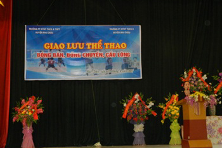Đ/c Phạm Thị Huệ - HT động viên các cán bộ, viên chức lao động hai nhà trường tham gia thi đấu với tinh thần thể thao, đoàn kết, sức khỏe,..để công tác tốt