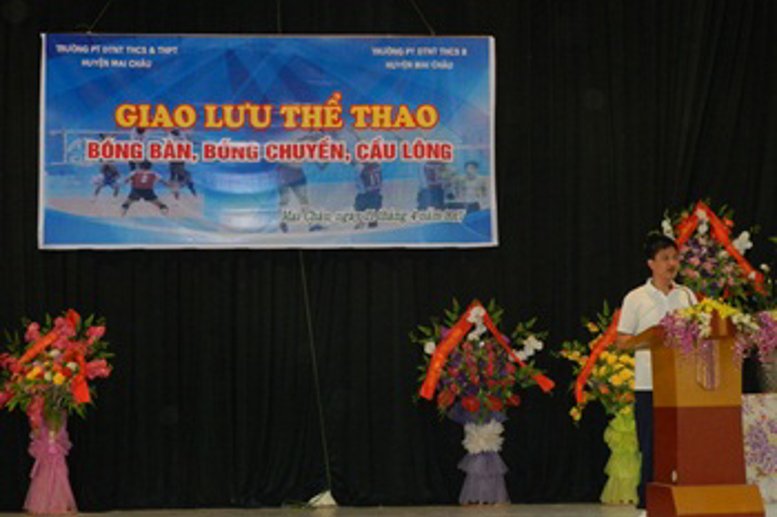 Đ/c Tạ Quang Sỹ - PHT chủ trì buổi giao lưu, thi đấu thể thao phát biểu khai mạc buổi giao lưu