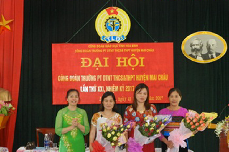 Đ/c Phạm Thị Huệ - BTCB tặng hoa chúc mừng các đồng chí được ĐH tín nhiệm bầu vào BCH nhiệm kỳ 2017-2022