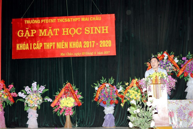 Đ/c Đặng Mai Sơn - Phó Bí thư thường trực Huyện ủy Mai Châu thay mặt lãnh đạo Đảng, Chính quyền huyện Mai Châu phát biểu chúc mừng tại buổi gặp mặt