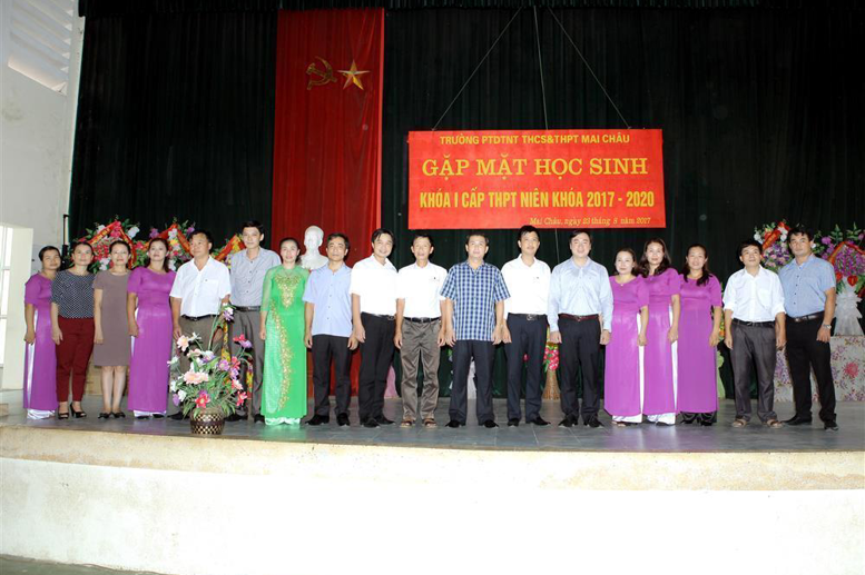 Đ/c Đặng Mai Sơn-Phó Bí thư HU, đ/c Nguyễn Văn Lâm-Trưởng ban Tuyên giáo HU, đ/c Hà Công Nghị - TVHU-Phó Chủ tịch HĐND, đ/c Phạm Văn Hoàn - TVHU-Phó Chủ tịch UBND huyện Mai Châu,... chụp ảnh lưu niệm với cán bộ, giáo viên trực tiếp quản lý, giảng dạy lớp 10 THPT năm học 2017-2018