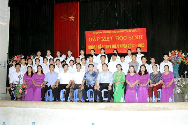 Lãnh đạo HU-HĐND-UBND huyện chụp ảnh lưu niệm với cán bộ, giáo viên và học sinh khóa I cấp THPT niên khóa 2017-2020