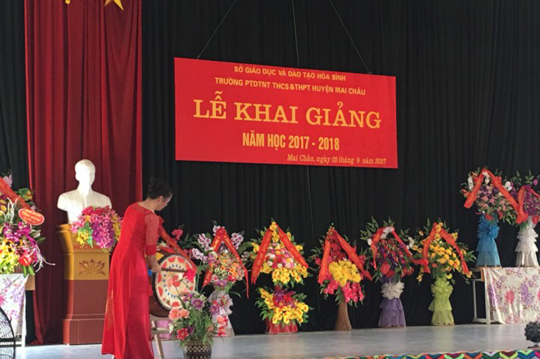 Đ/c Phạm Thị Huệ-BTCB,HT đánh trống khai giảng năm học 2017-2018