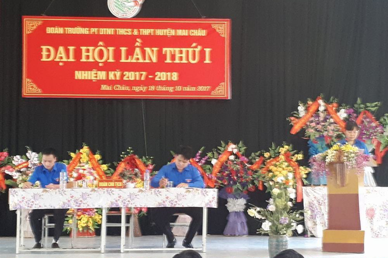 Đ/c Lê Thị Tuyết, BT Đoàn trường nhiệm kỳ 2016-2017 trình bầy dự thảo báo cáo chính trị 2016-2017 và phương hướng hoạt động 2017-2018