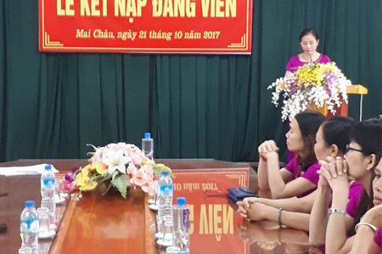 Đ/c Phạm Thị Huệ, Bí thư chi bộ thừa ủy quyền của Bí thư Huyện ủy công bố quyết định kết nạp đồng chí Bùi Thị Hòa vào Đảng