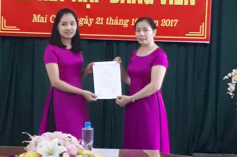 Đ/c Phạm Thị Huệ, Bí thư chi bộ trao Quyết định kết nạp vào Đảng cho đ/c Bùi Thị Hòa