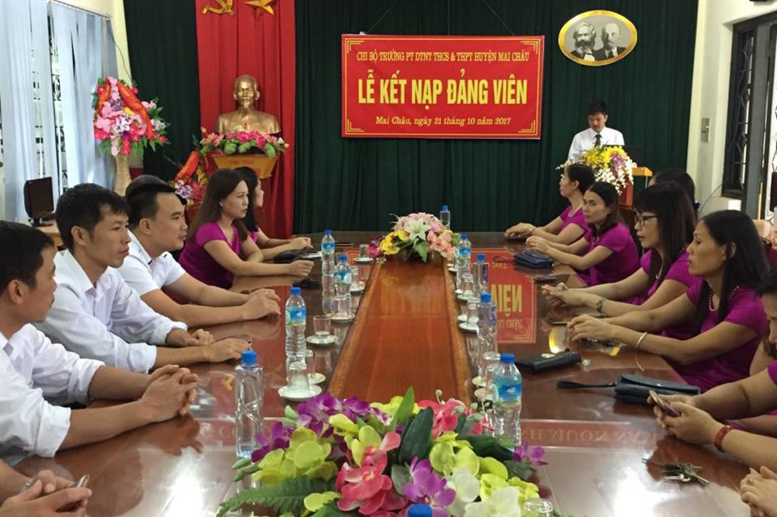 Đ/c Tạ Quang Sỹ, Phó Bí thư chi bộ thay mặt Chi ủy giao nhiệm vụ cho đảng viên mới và phân công đảng viên giúp đỡ đ/c Bùi Thị Hòa trong thời gian là đảng viên dự bị