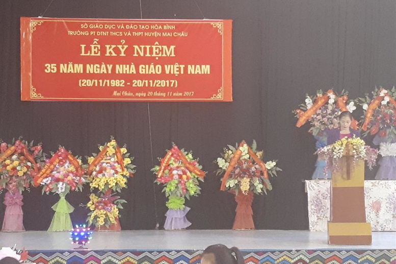 Cô giáo Phạm Thị Huệ - BT Chi bộ, HT phát biểu tại buổi Lễ