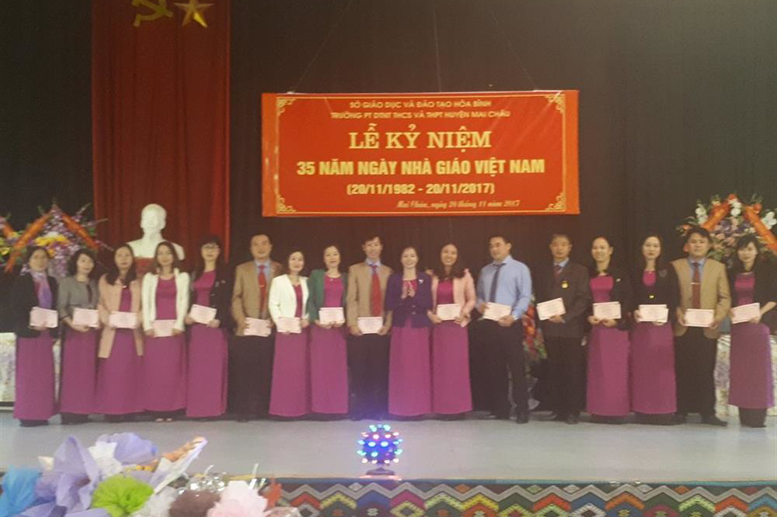 Đ/c Phạm Thị Huệ - BTCB,HT trao chứng nhận danh hiệu Giáo viên giỏi cấp cơ sở năm học 2017-2018 cho giáo viên 