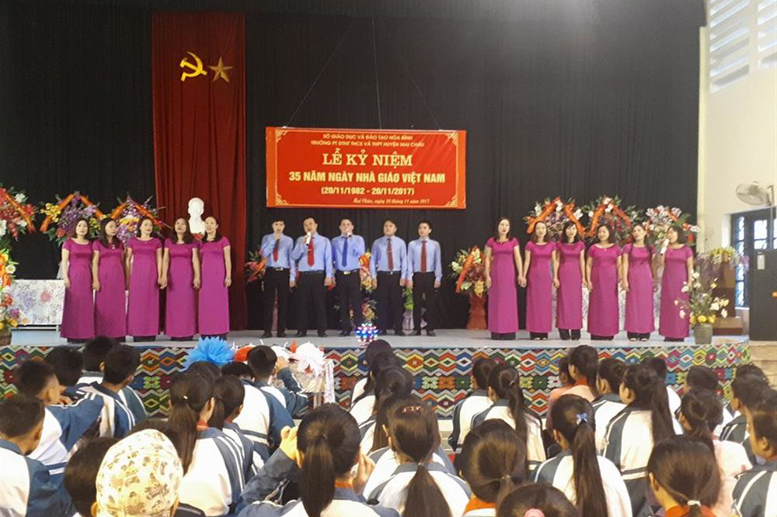 Tiết mục văn nghệ của cán bộ, viên chức nhà trường 