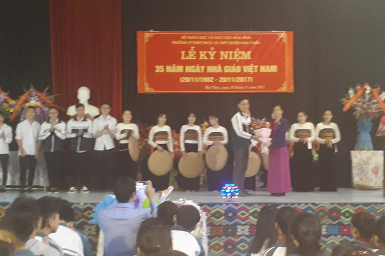 Học sinh Trường THPT Mai Châu chúc mừng các thầy, cô giáo nhà trường nhân Lễ kỷ niệm