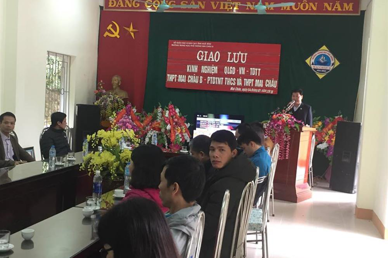 Đ/c Phạm Minh Tuấn - BTCB, HT Trường THPT Mai Châu B phát biểu tại buổi trao đổi kinh nghiệm, giao lưu VN-TT