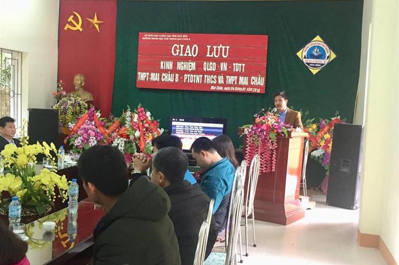 Đ/c Tạ Quang Sỹ - PBTCB,PHT Trường PTDTNT THCS&THPT Mai Châu phát biểu tại buổi trao đổi kinh nghiệm và giao lưu VN-TT