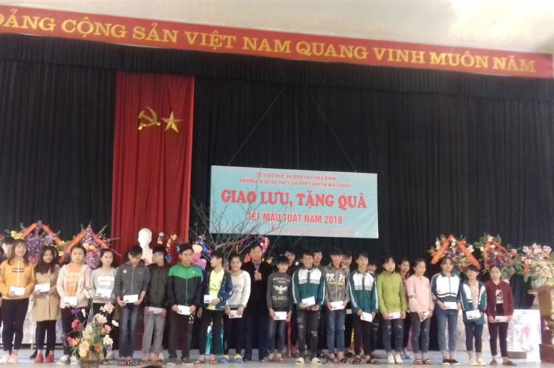 đ/c PhạmThị Huệ - BTCB,HT tặng quà Tết cho học sinh nghèo vượt khó