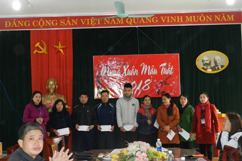 Tặng quà Tết cho CB,VC có hoàn cảnh khó khăn