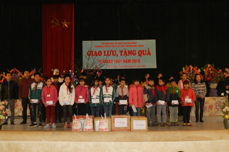 ĐTN Phường Tân Thịnh, Tân Hòa - TP Hòa Bình và ĐTN Cục quản lý đường bộ tài trợ cho học sinh nghèo