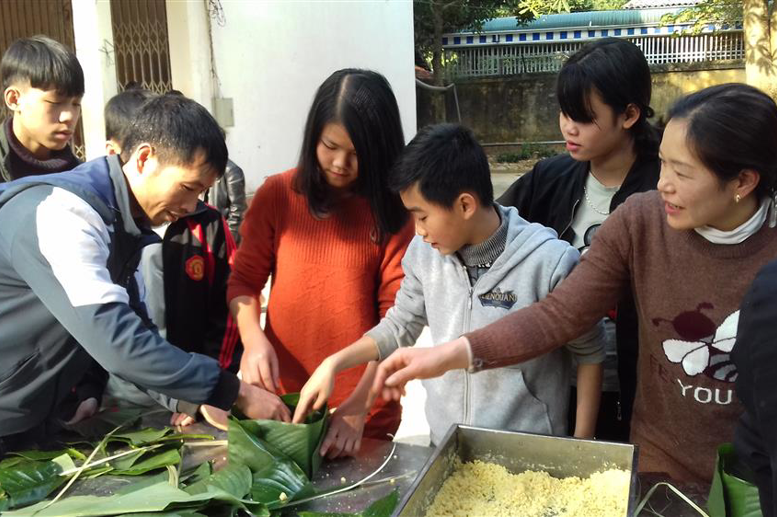 GV hướng dẫn học sinh chuẩn bị mâm cỗ Tết nguyên đán Mậu Tuất 