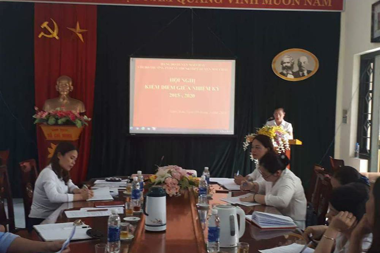 Đ/c Phạm Thị Huệ - BTCB, HT thông qua dự thảo báo cáo kiểm điểm giữa nhiệm kỳ 2015-2020 của chi bộ